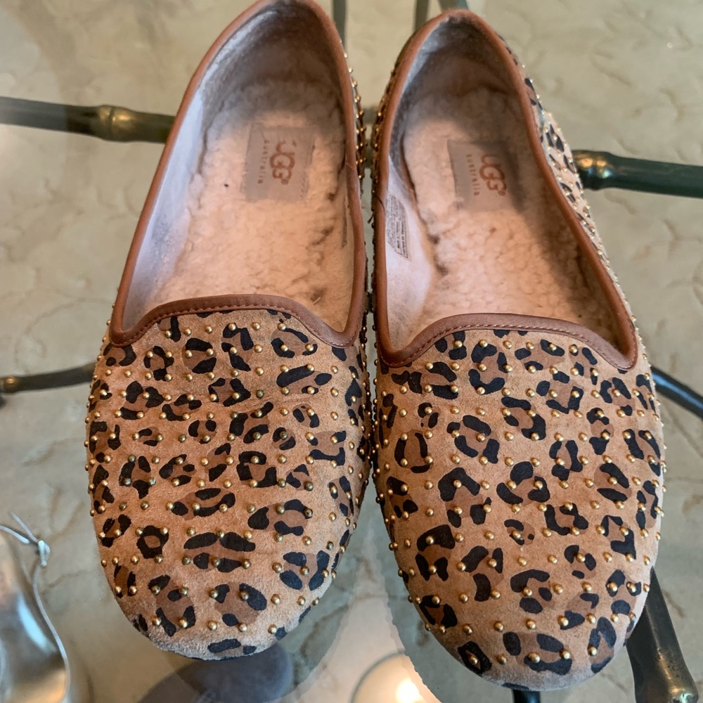 UGG loafer with sheepskin lining. 6.5